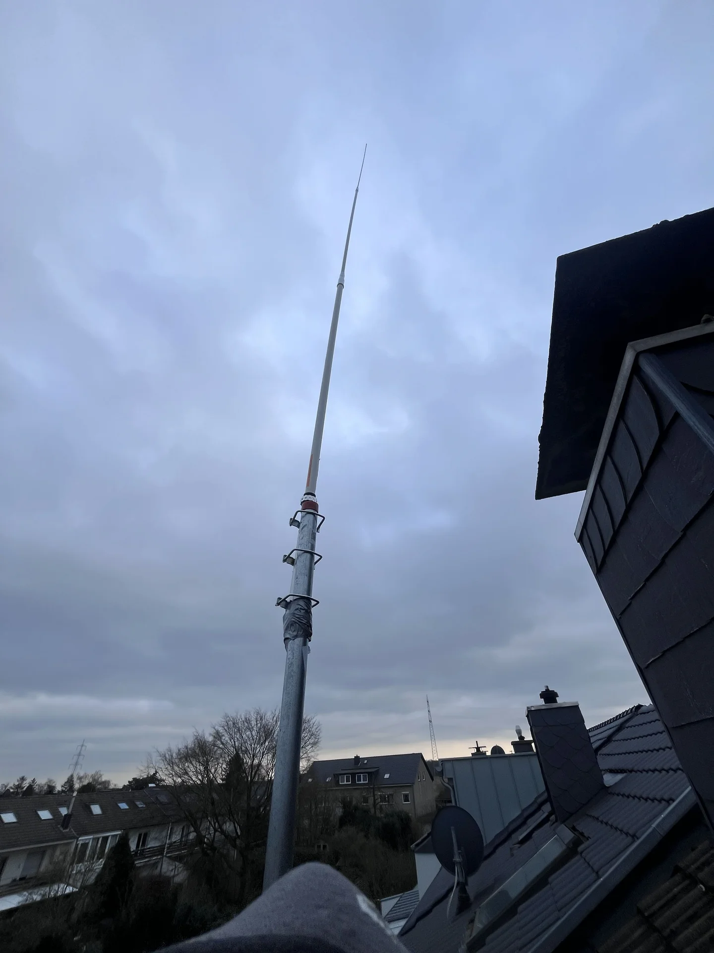 Anfangs war die Antenne noch unterhalb vom Kamin, dann haben wir ein zweites 1 1/4" Rohr aufgesteckt und die Antenne damit über den Kamin gehoben.