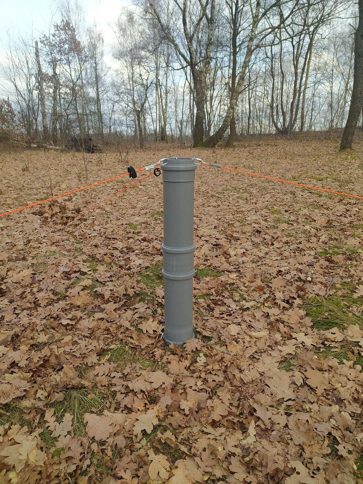 CB-Draussenfunk. Freie Mastaufstellung Spiderbeam Mini 10m mit T2TL.
Der Mast ist in einem HT 110-Rohr „Eingepackt“, welches auch gleichzeitig als Transportschutz dient.