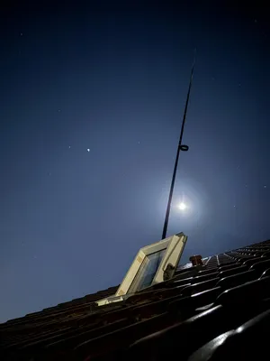 T2LT an 10m GFK Mast bei Nacht